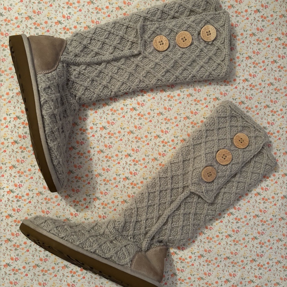UGG Australia 🤍 White Knit Cardy Lattice Boots With Bailey Buttons